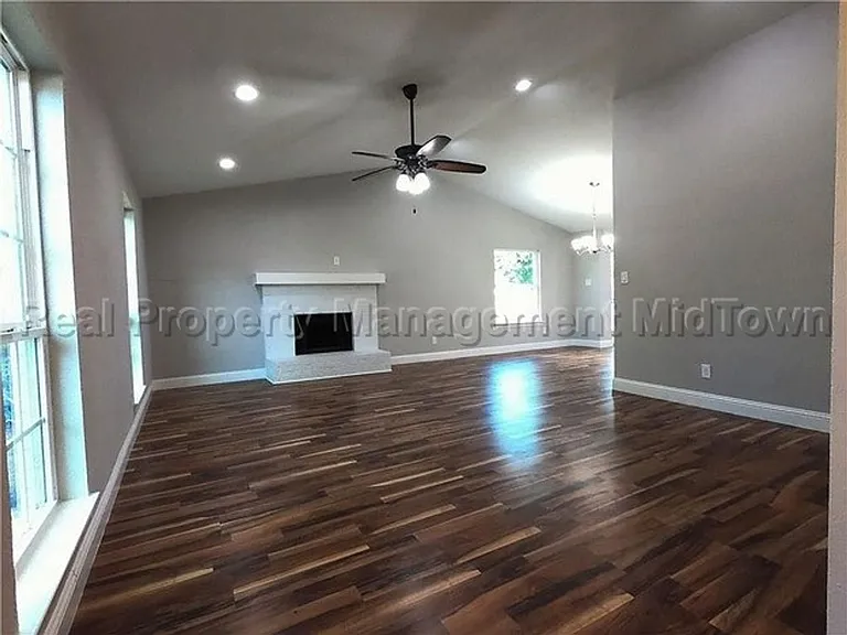 2325 Warwick Ave — Photo 4