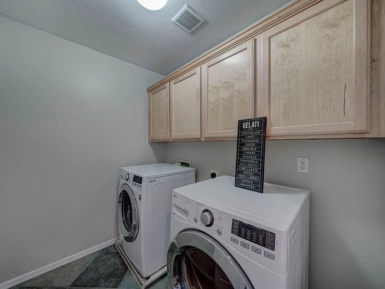 2143 W Marconi Ave — Photo 22