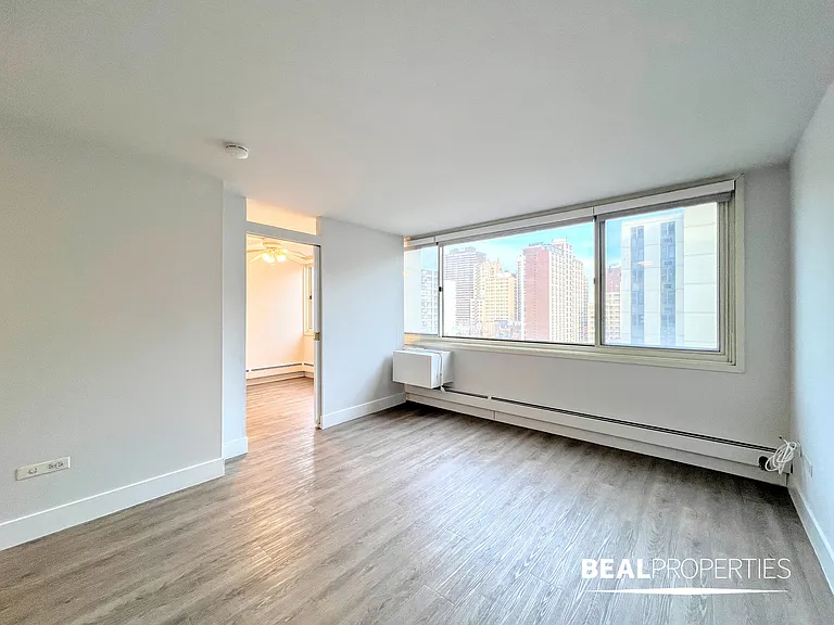 1344 N Dearborn — Photo 15