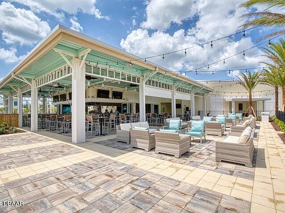 Bar & Chill grill on site near the large band shell where free weekend concerts are enjoyed.