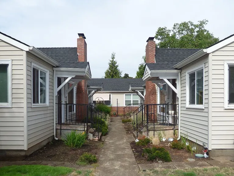 1189 Saginaw St S — Photo 2