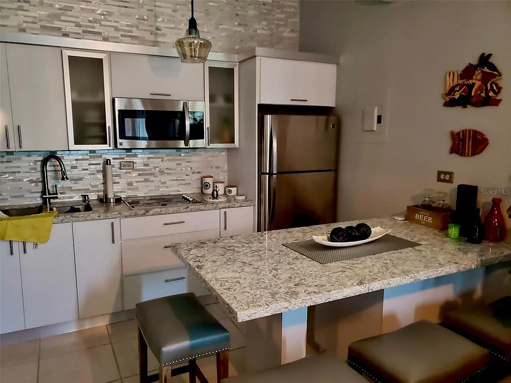 2 bed, 1.0 bath, 738 sqft, $1,300 — Photo 3