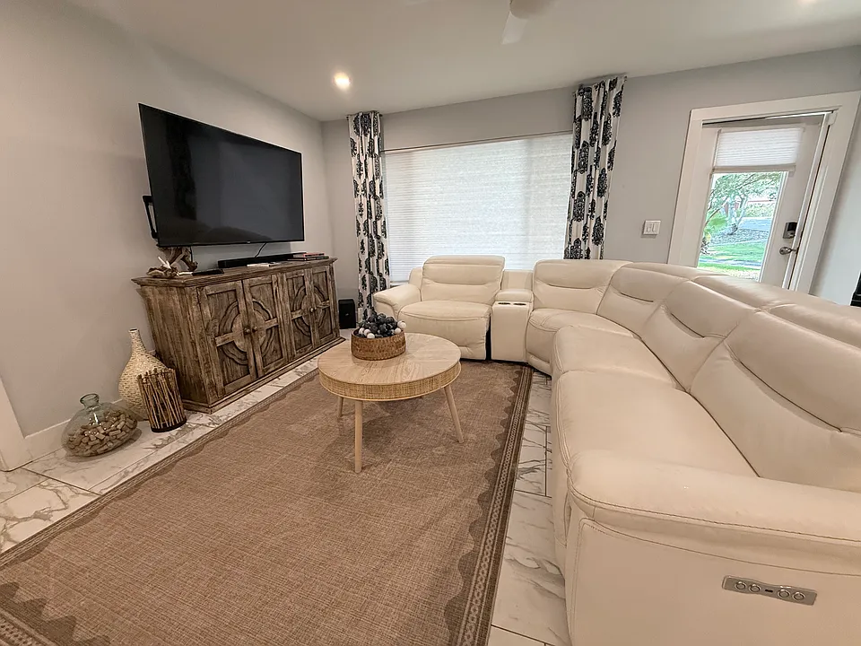 306 Shoreline Dr