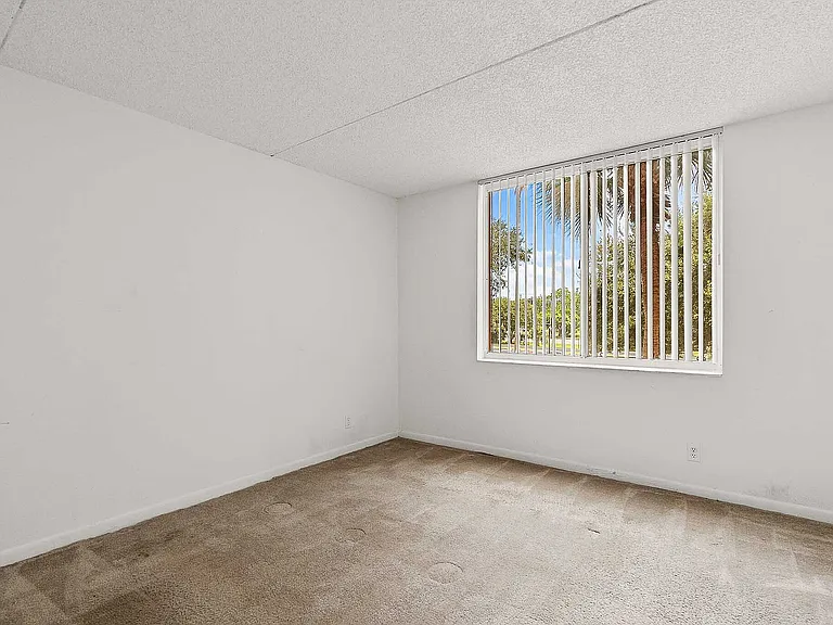 Tennis Towers Apartments — Photo 38
