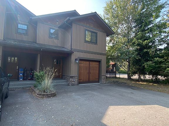 End unit with extra yard area.