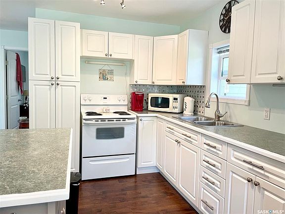 2nd image of 311 Sandy CRESCENT