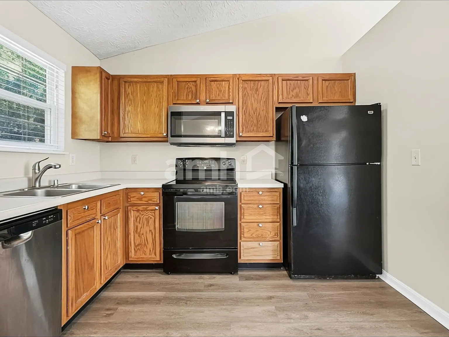 3 bed, 2.0 bath, 1326 sqft, $2,025 — Photo 3