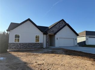 8524 Valley Spring Dr, De Soto, KS 66018