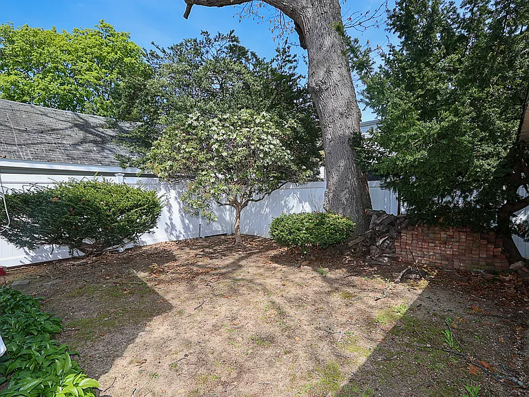 987 Kings Pkwy — Photo 32