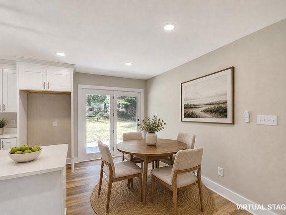 5th image of 302 Thompson Rd