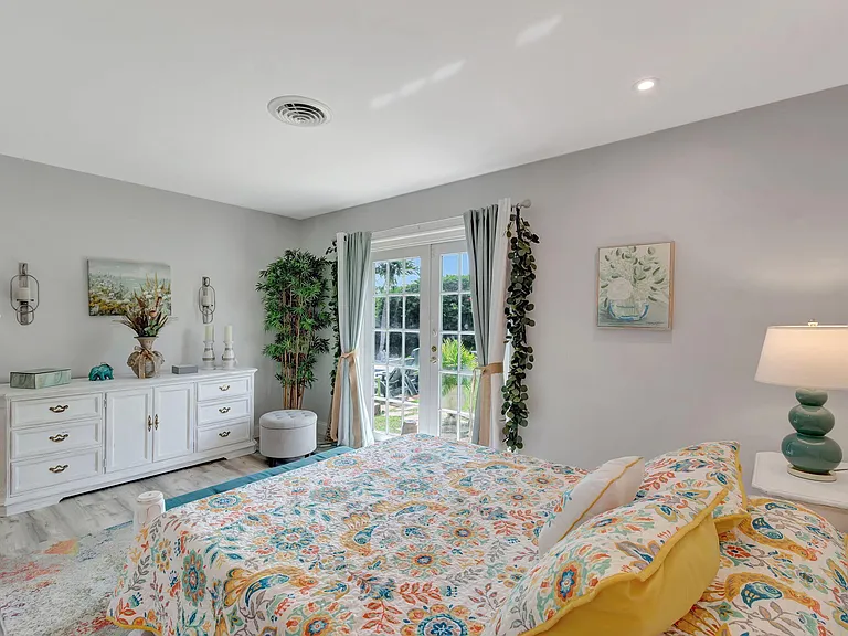 302 Venice Dr — Photo 18