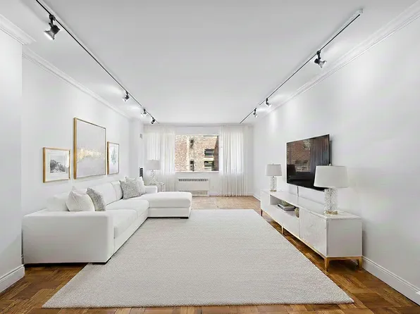 333 E 69th St APT 3A, New York, NY 10021