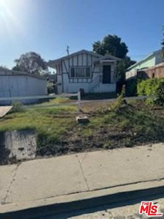 1st image of 826 E 65th St