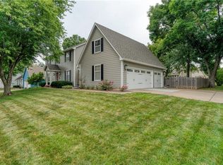 813 NW High Point Dr, Lees Summit, MO 64081