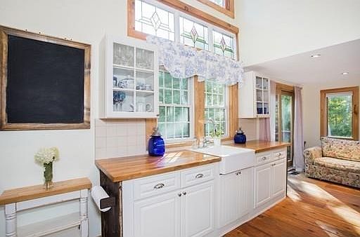 3rd image of 28 School St