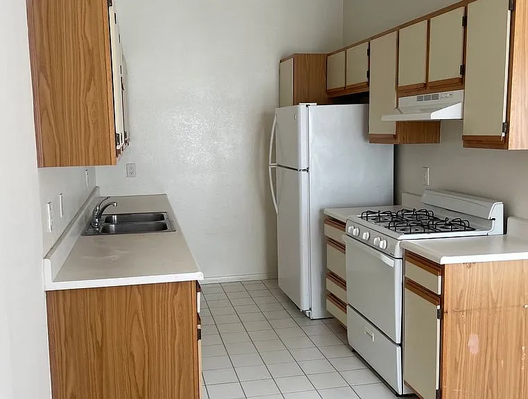 647 N Hayworth Ave — Photo 7