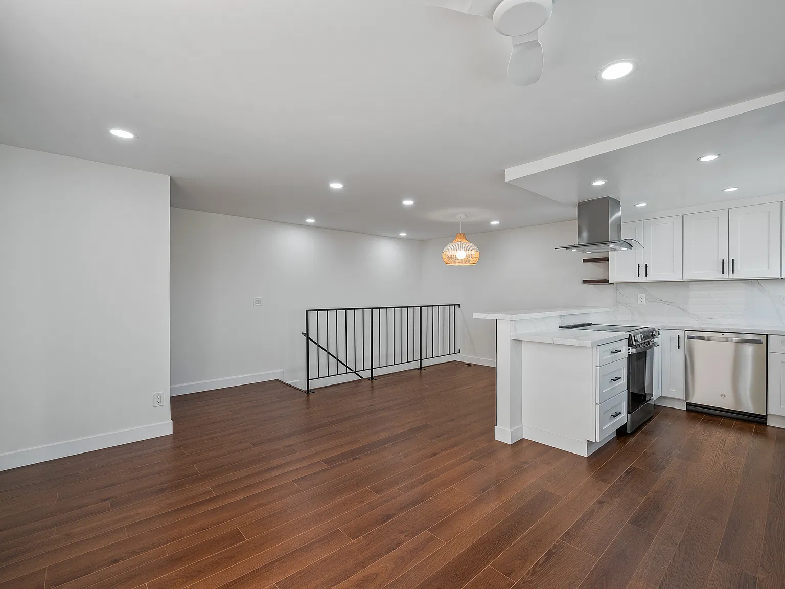 3 bed, 2.5 bath, 1900 sqft, $7,500 — Photo 1