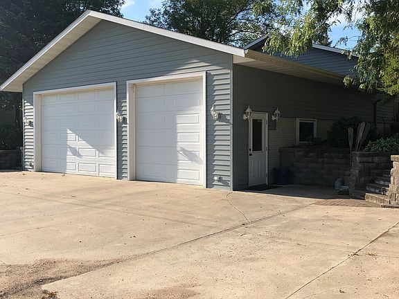 3 stalls, 10' doors, heated 