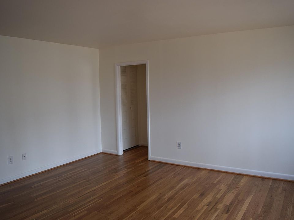 2nd image of 10508 Montrose Ave #10508