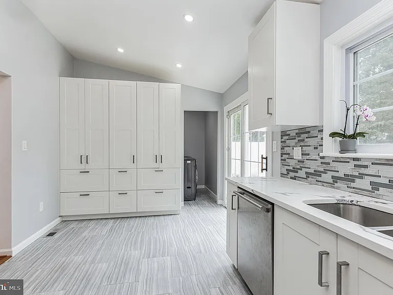 13905 Parkland Dr — Photo 13