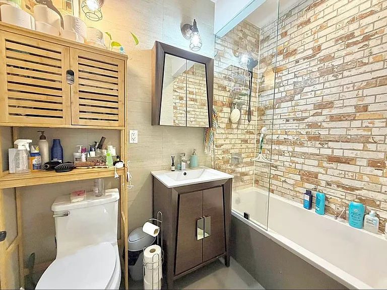 27 Woodbine St #2F — Photo 7