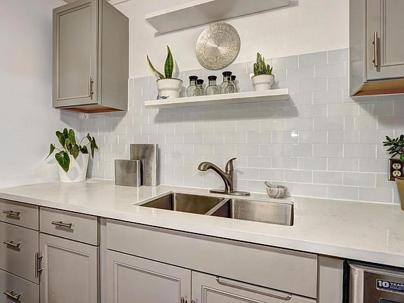 2nd image of 5305 Esmeralda St