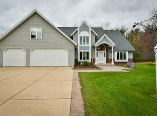 1063 Woodview Dr, Grafton, WI 53024