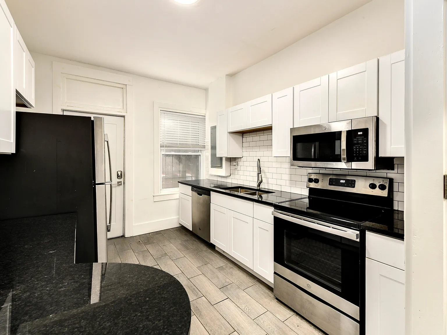 3 bed, 1500 sqft, $1,319 — Photo 2