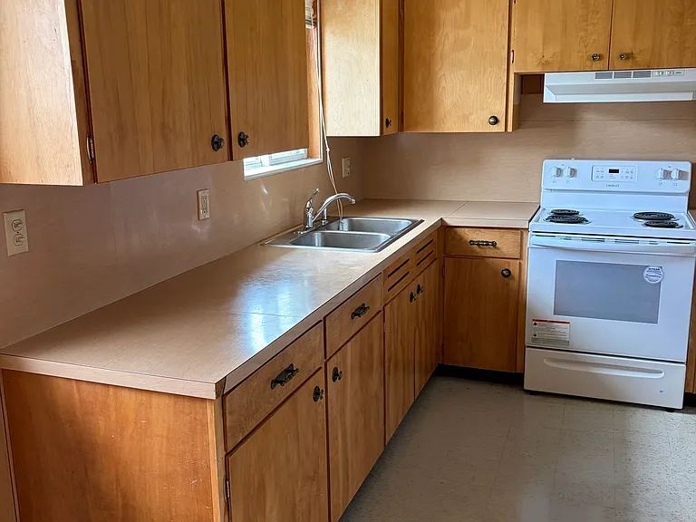 202 Legget Ave — Photo 6