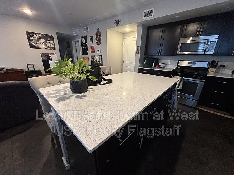 4 bed, 4.0 bath, 1709 sqft, $4,000 — Photo 4