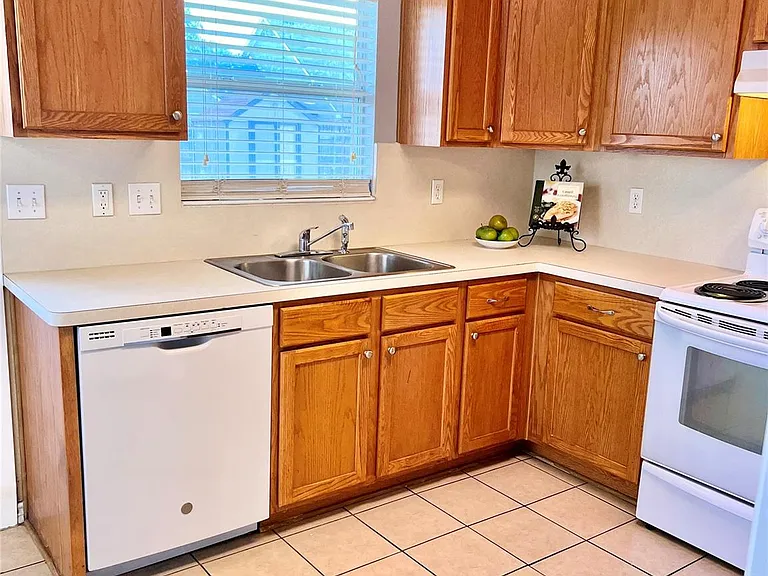 1728 Red Oak Ct — Photo 13