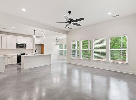 4th image of 82249 Magnolia St