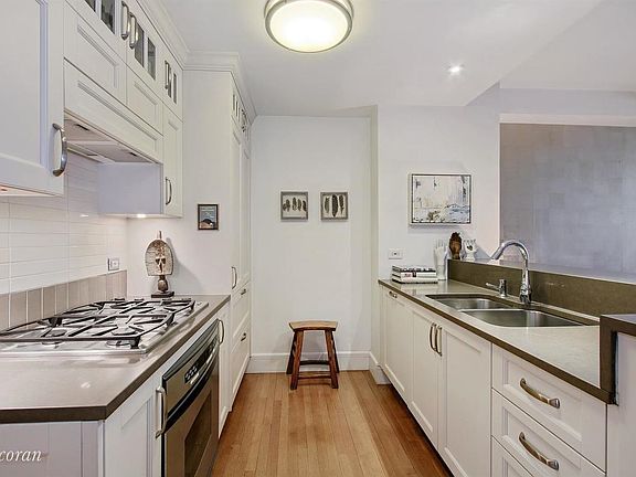 3rd image of 27 W 72nd St #310