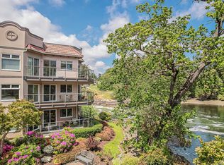 1085 Tillicum Rd #104, Esquimalt, BC V9A7M3