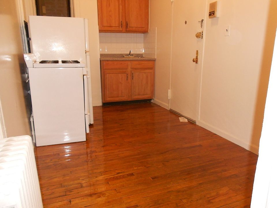 2nd image of 221 W 15th St APT 1RE