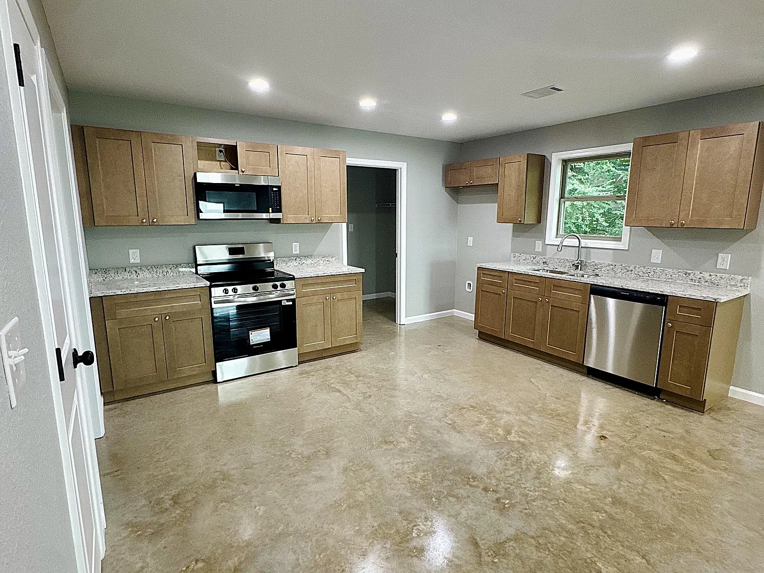 3 bed, 1350 sqft, $1,450 — Photo 2