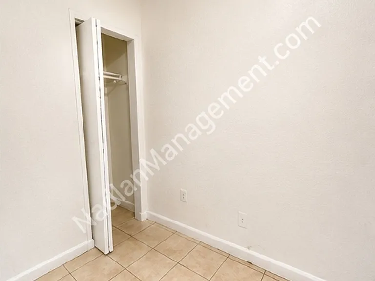 352 NW 11th St — Photo 16