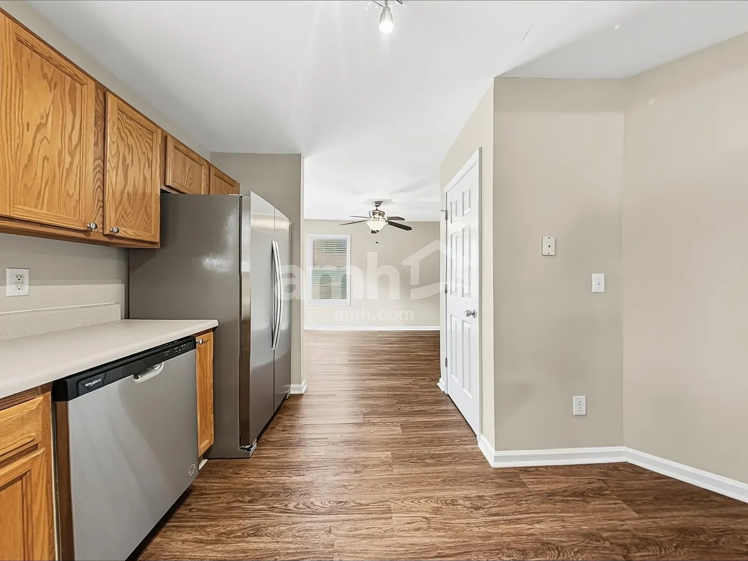 3 bed, 2.5 bath, 1650 sqft, $1,915 — Photo 4