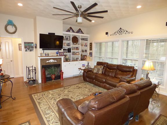 5th image of 279 Pin Oak Dr