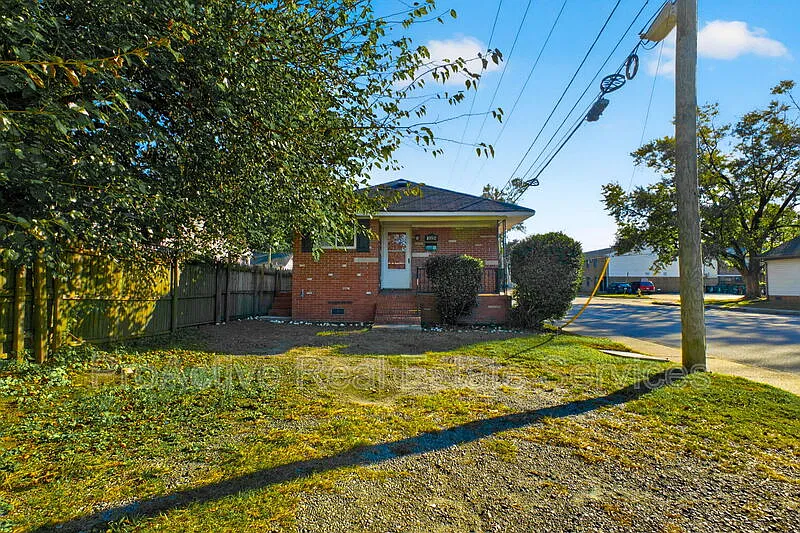 2 bed, 1.0 bath, 630 sqft, $1,295 — Photo 2