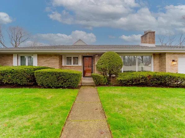 8301 Kenneth Ave, Skokie, IL 60076