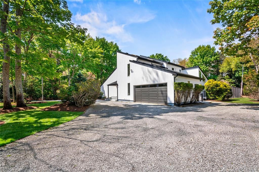  Spacious 2 car garage - plenty of parking