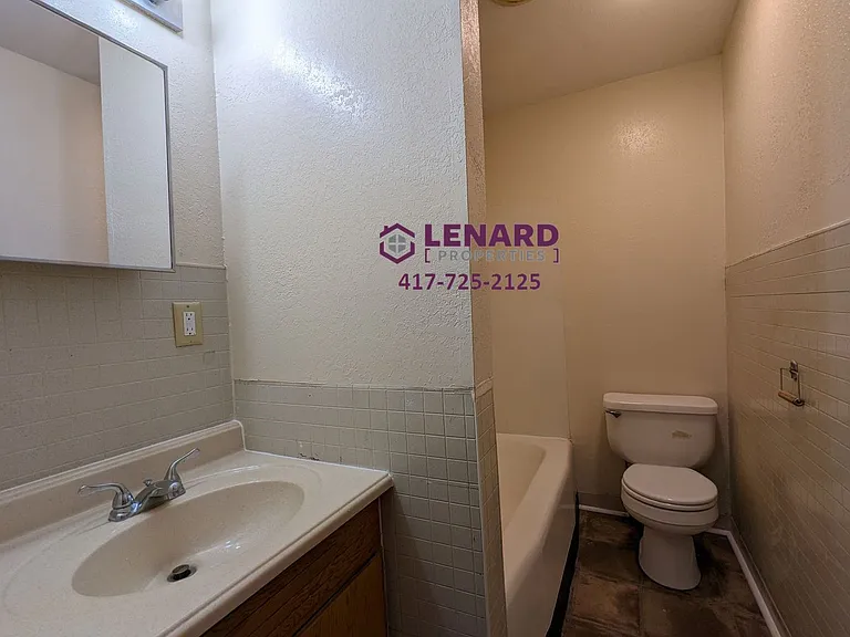 723 E College St — Photo 12