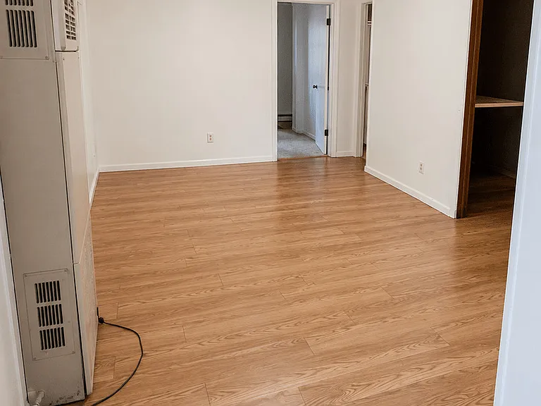 115 W Pearl St — Photo 4