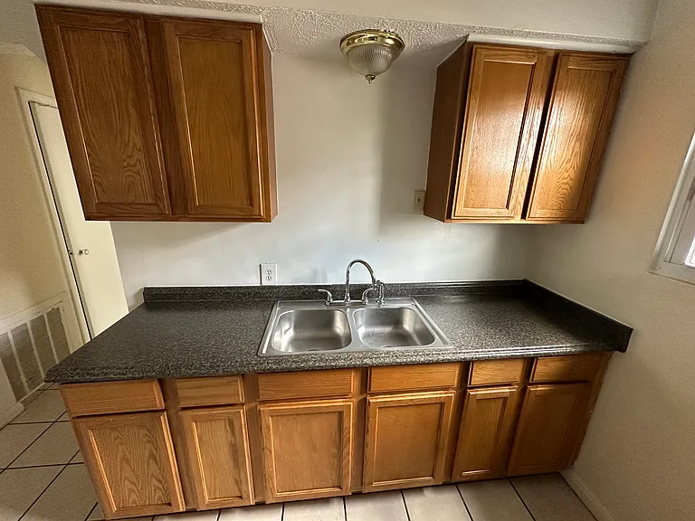 2911 Euclid Ave #4 — Photo 8