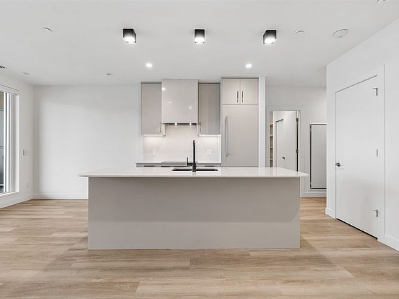 4th image of 3340 Lakeshore Rd #802