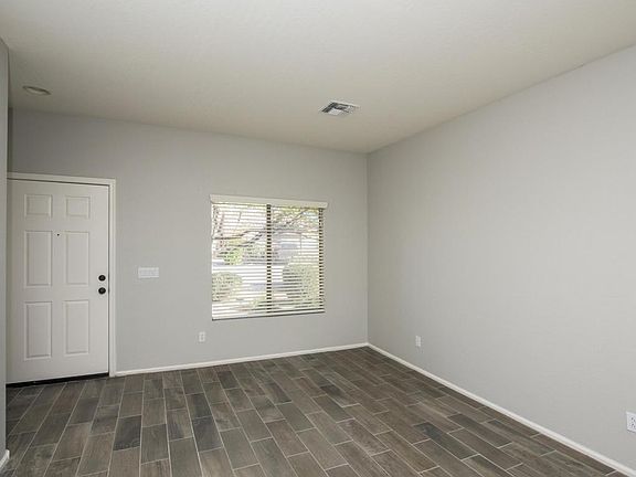 004_Living Room
