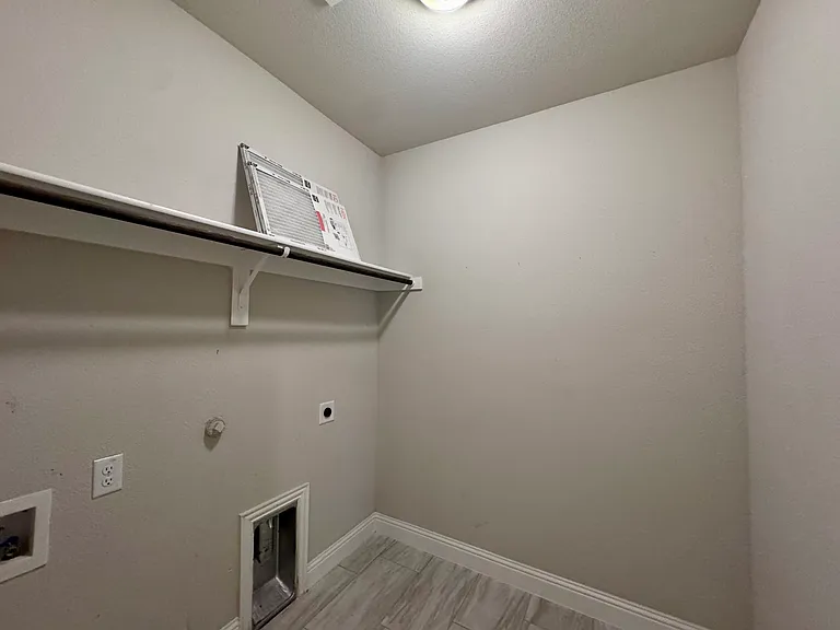 2113 Burke Dr — Photo 18