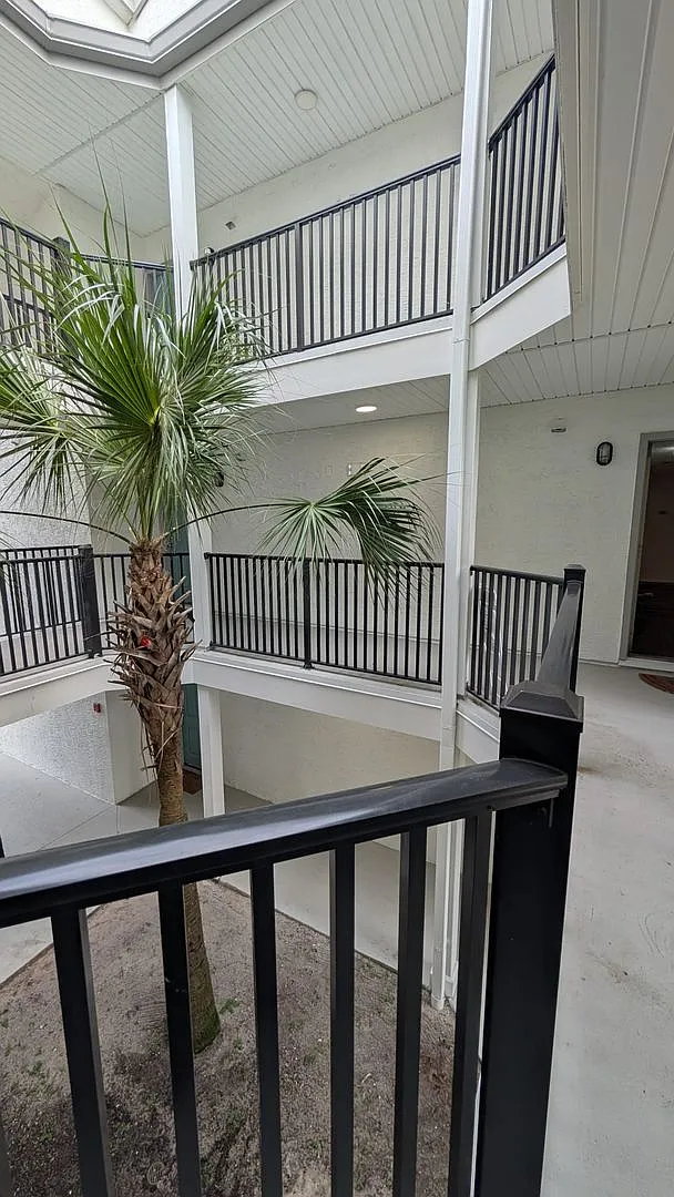 3 Bedroom 3 Baths Condominium — Photo 2