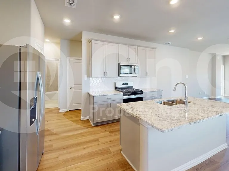 505 Blanton St — Photo 5